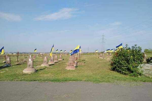 В Днепре коммунальщики сняли флаги с могил погибших бойцов АТО