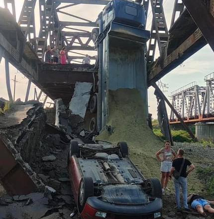 На Закарпатье обвалился мост через реку Тересва: что известно