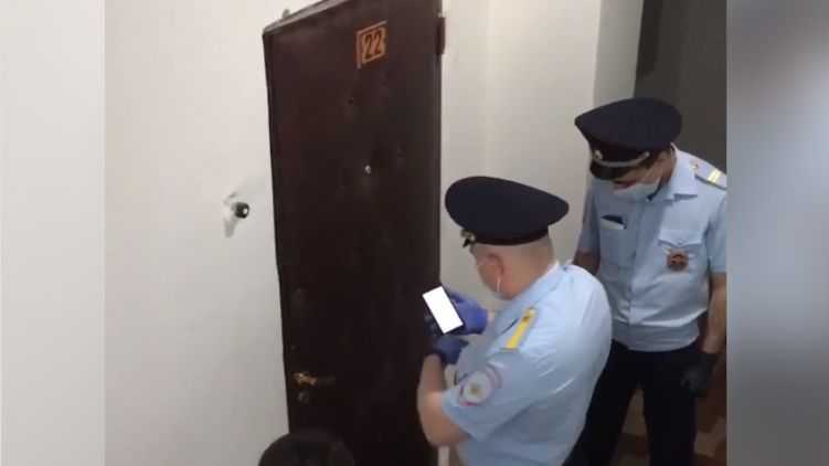 К Ефремову приехали полиция и скорая, актер отказывается выходить из квартиры.