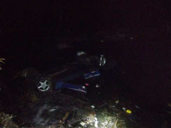 Автомобіль на Черкащині злетів у ставок та перекинувся: троє людей загинули