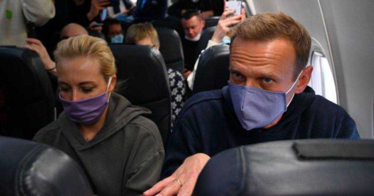 Навальный вместе с женой сел в самолет на Москву