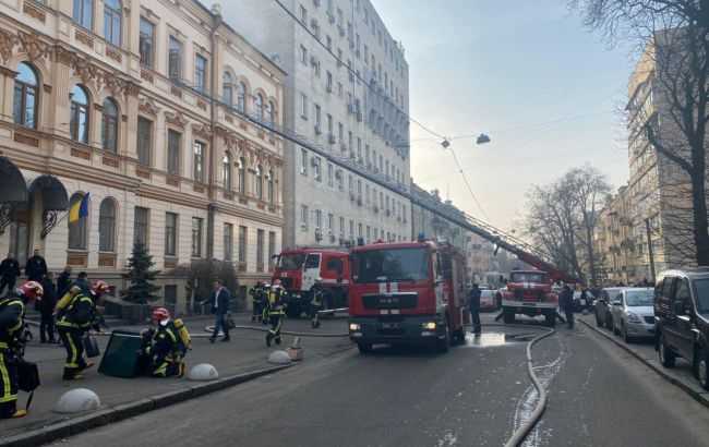 В Киеве горит здание Минкульта, проводится массовая эвакуация