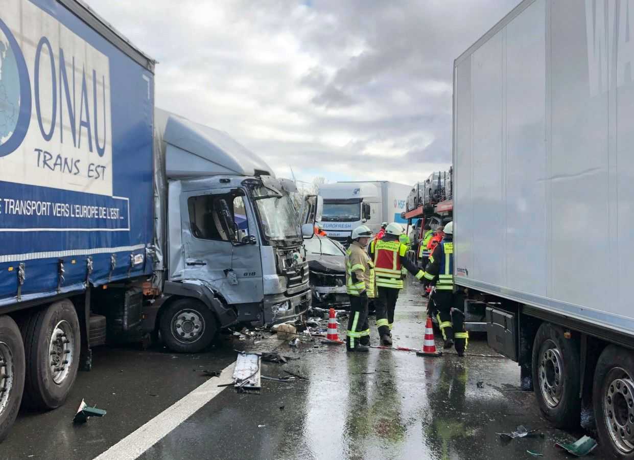 В Германии на автобане столкнулись 17 авто, есть жертва и раненые