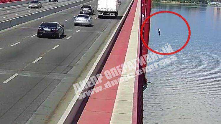В Днепре с Нового моста прыгнул в воду мужчина.