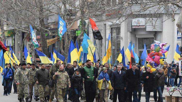 Несмотря на  карантин в Киеве под крики "Дякуємо" идет марш добровольцев