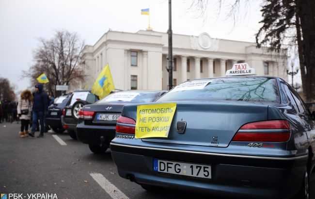 Во время протеста в Киеве произошла драка с полицейскими, движение перекрыто