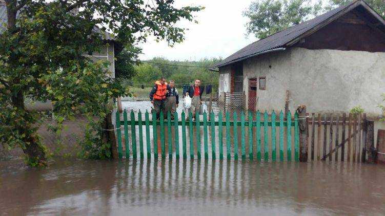 В охваченных коронавирусом областях Украины началось еще и наводнение.
