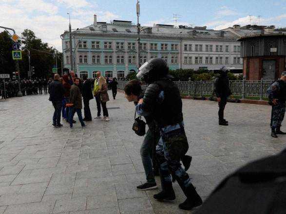 Протесты в Москве: полиция оттесняет митингующих, на данный задержано более 40 человек