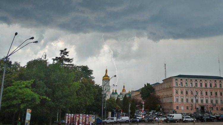 "Шквалы, град и даже локальные смерчи". Синоптик предупредила об ухудшении погоды в Украине во вторник