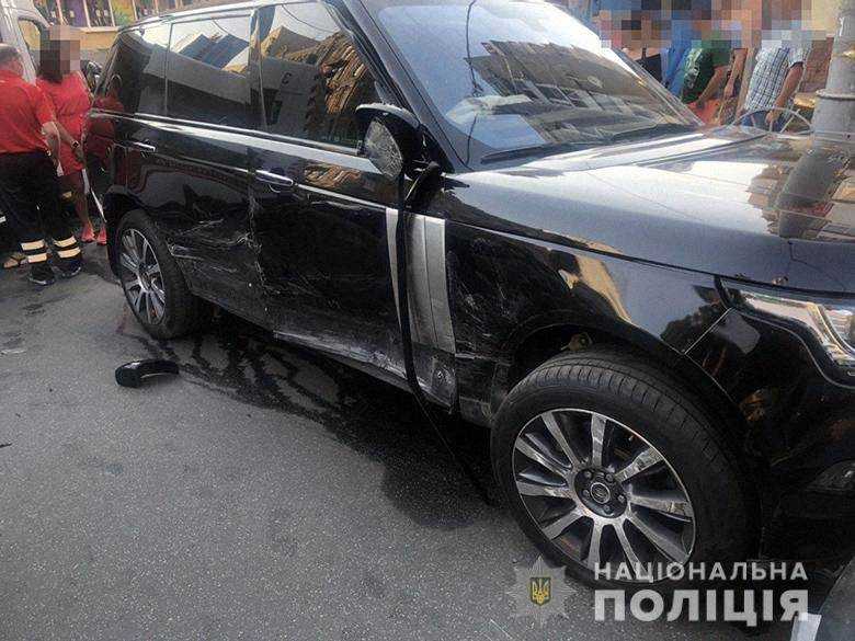 В результате столкновения в центре Киева - автомобиль вылетел на пешеходов, 5 пострадавших