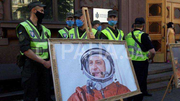 Карикатуры на Зе, Венедиктову и Коломойского. Под ГБР сторонники Порошенко ждут его прибытия на допрос