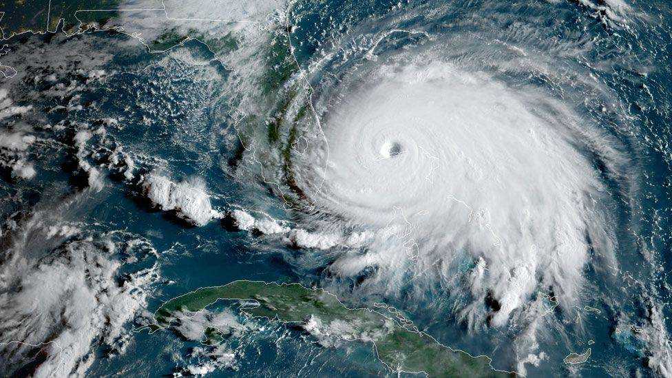 Ураган "Дориан" застрял над Багамами, жители взывают о помощи