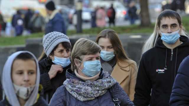В Україні третій день знижується захворюваність на ковід.