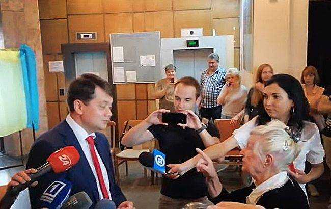 На Розумкова напала пенсионерка во время голосования