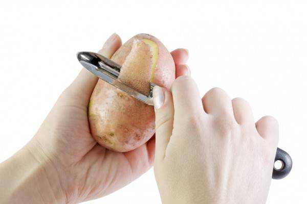 Хозяйкам на заметку: как быстро почистить картошку