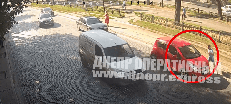 У центрі Дніпра в упор стріляли в водія Chevrolet: відео моменту