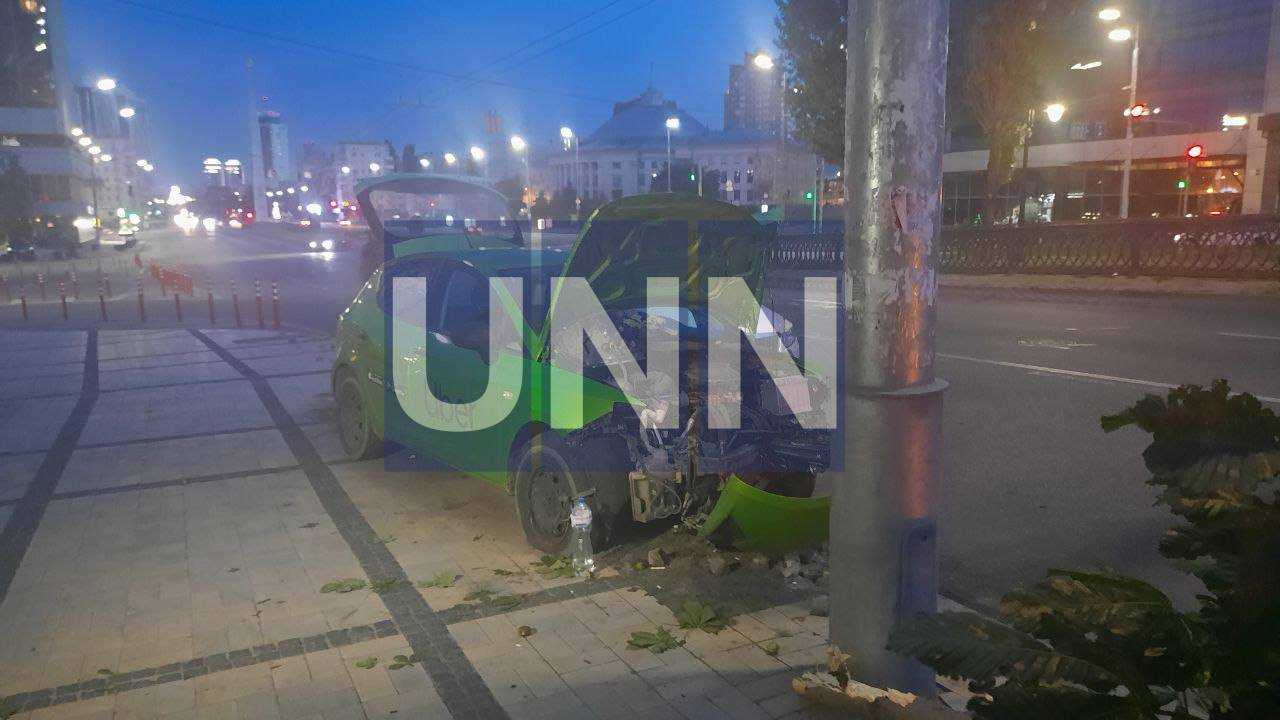 Водій Uber зніс в центрі Києва каштан та обмежувальні стовпчики