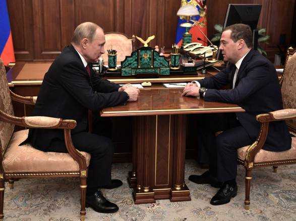 Российские СМИ опубликовали свою версию, почему Путин отправил Медведева в отставку