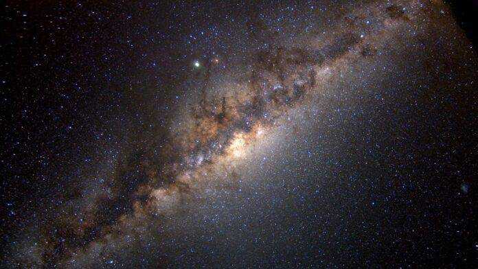 Астрономы зафиксировали необычную вспышку в центре нашей галактики