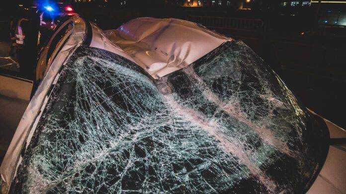 В Киеве элитное авто с пьяной компанией попало в ДТП