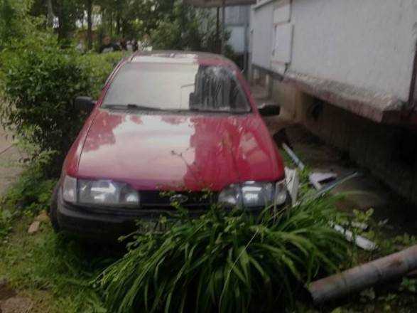 В Ивано-Франковской области пьяный водитель на автомобиле врезался в дом
