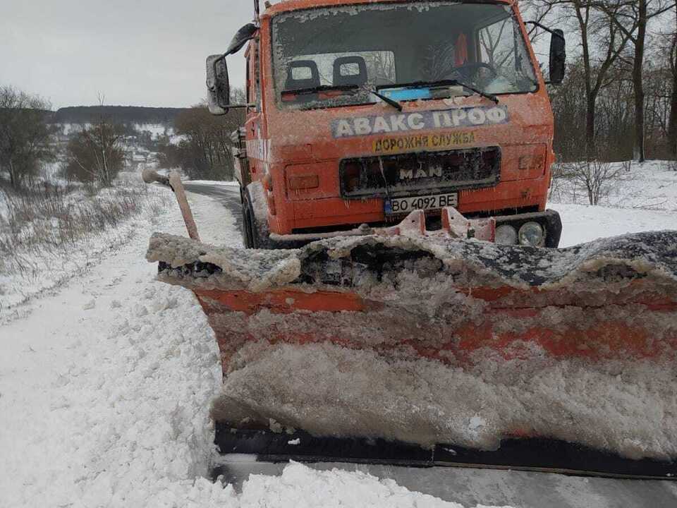 В Тернополе из-за непогоды остановились троллейбусы. В области выпало до 20 см снега
