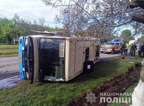 Автобус з пасажирами перекинувся на Рівненщині: чотирьох людей доставили до лікарні
