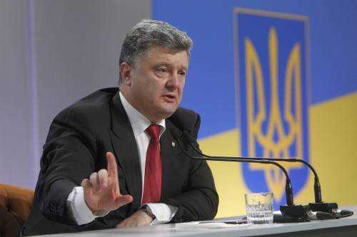 Действующий президент Петр Порошенко просит Меркель ужесточить санкции против России