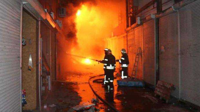"Барабашово" у Харкові: рятувальники намагаються не пустити вогонь на будинки