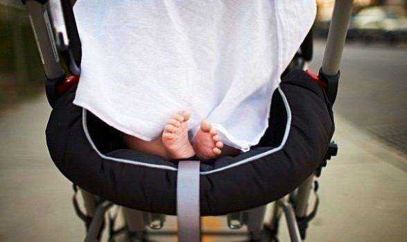 Легковушка наехала на детскую коляску, младенец в больнице