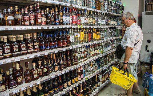 В Україні пропонують заборонити продаж алкоголю та сигарет в супермаркетах: про що йде мова