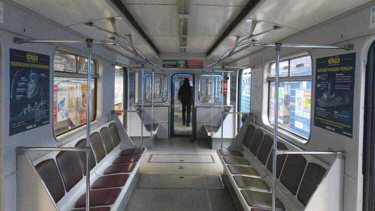 У київському метро чоловік штовхнув підлітка, поки той знімався в «рекламі»