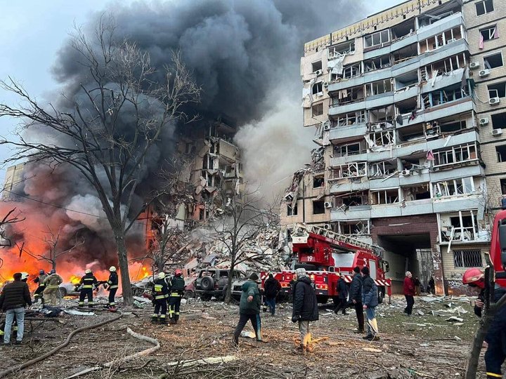 Мир должен остановить это зло: Зеленский отреагировал на ракетный удар по жилому дому в Днепре