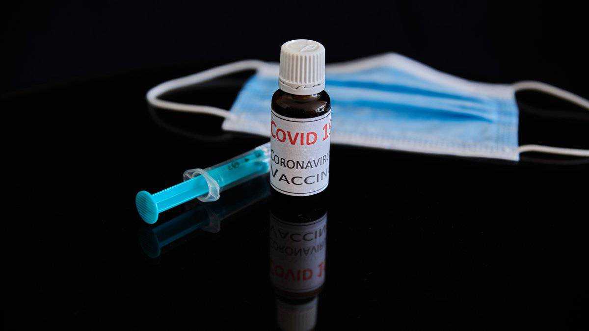 В Минздраве рассказали, когда в аптеках появится вакцина от COVID