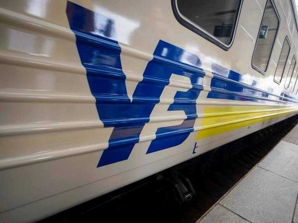 Укрзализныця возобновляет курсирование поездов на Прикарпатье и Буковину