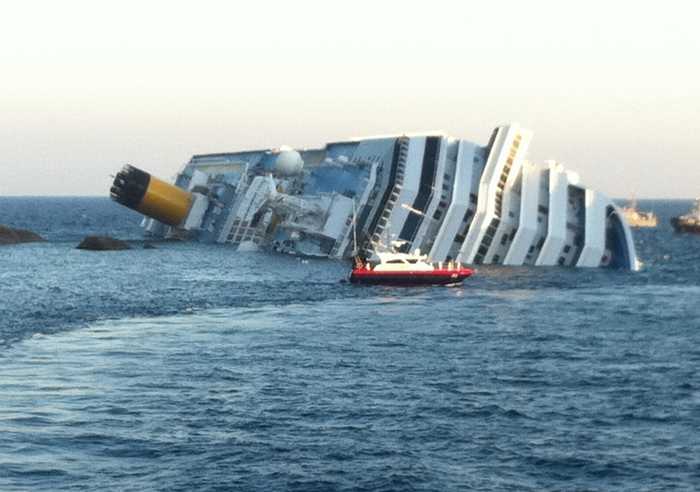 Повторяется история Титаника: тысячи людей не могут спастись с тонущего судна, спасатели не справляются