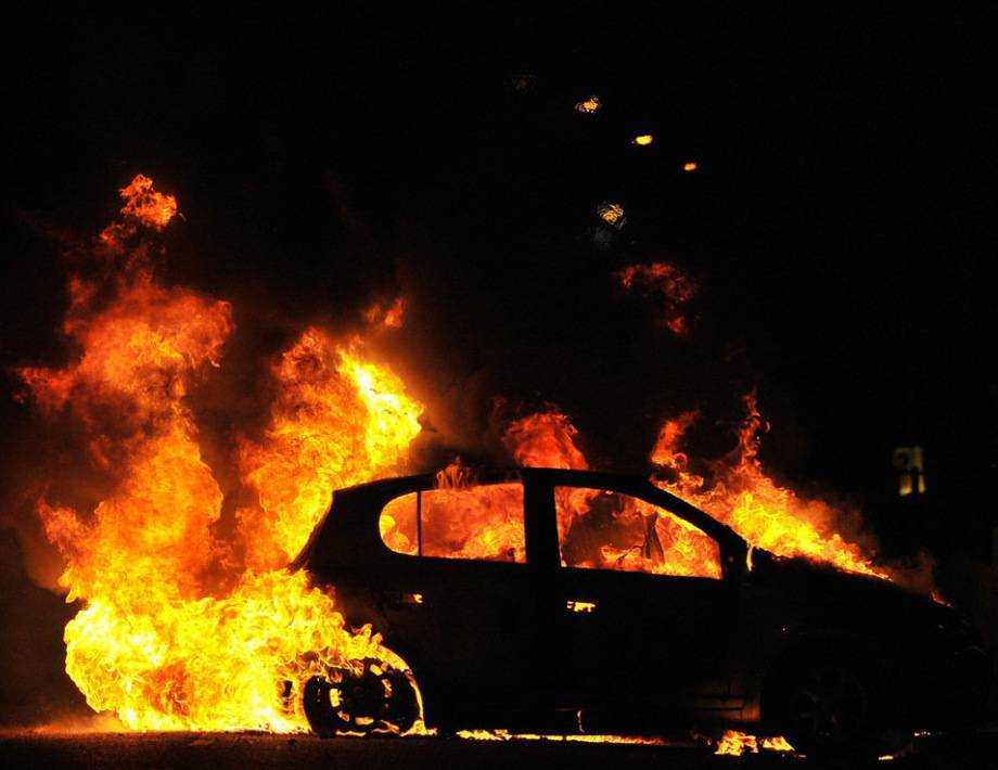 «Жаркая» ночь в Днепре: в городе горели автомобили
