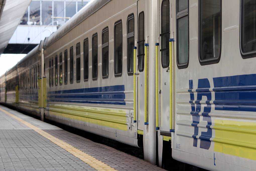 "Укрзализныця" хочет перевозить грузы в пассажирских поездах