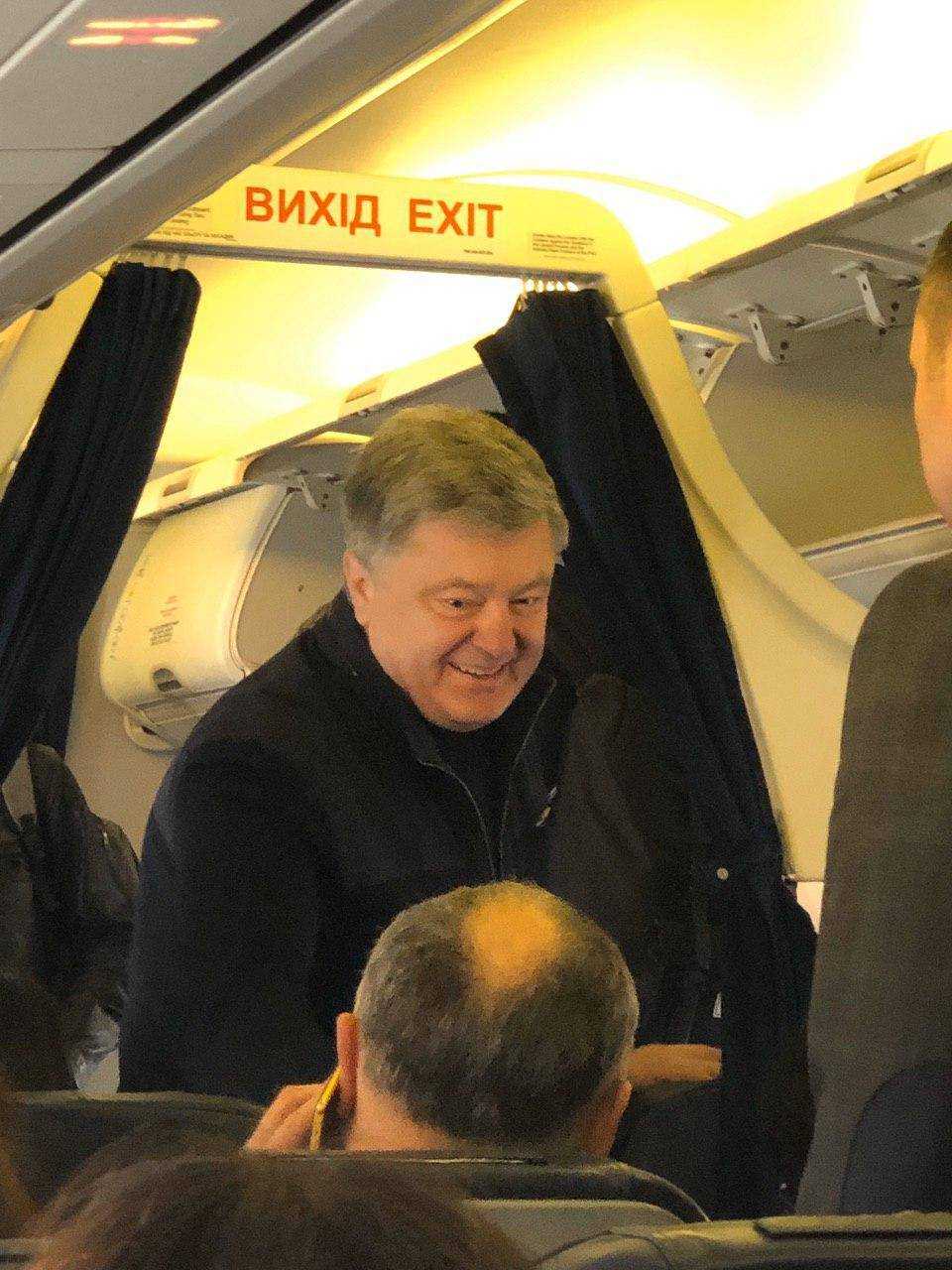 Появились фото из самолета в Мюнхен: полно "слуг", Порошенко и друг Путина