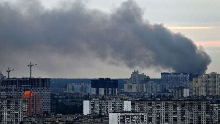 Киев: в Дарницком районе осколком ракеты повредило машину