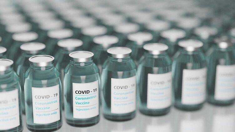 Шмыгаль анонсировал скорое получение Украиной трех разных вакцин от коронавируса