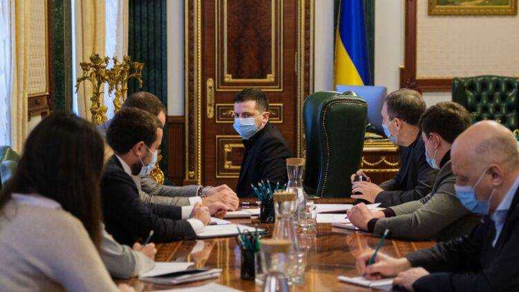 Шмыгаль заявил Зеленскому о том, что в Украине один из самых щадящих в мире карантинов