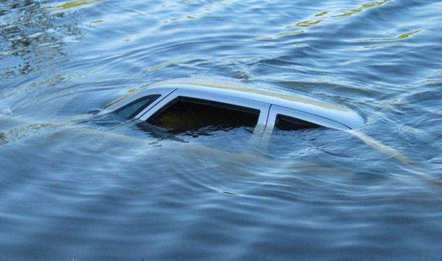 Под Днепром автомобиль слетел в воду с моста: погибла молодая  девушка