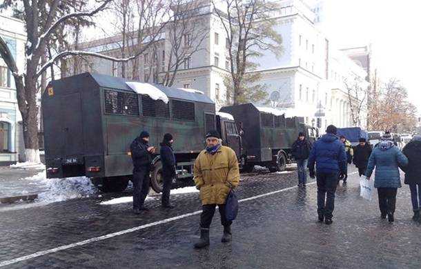 Готовятся к беспорядкам: полиция перекрывает центр Киева.