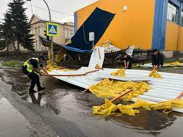 В Киевской области из-за непогоды со спортшколы сорвало крышу: полицейские частично восстановили движение