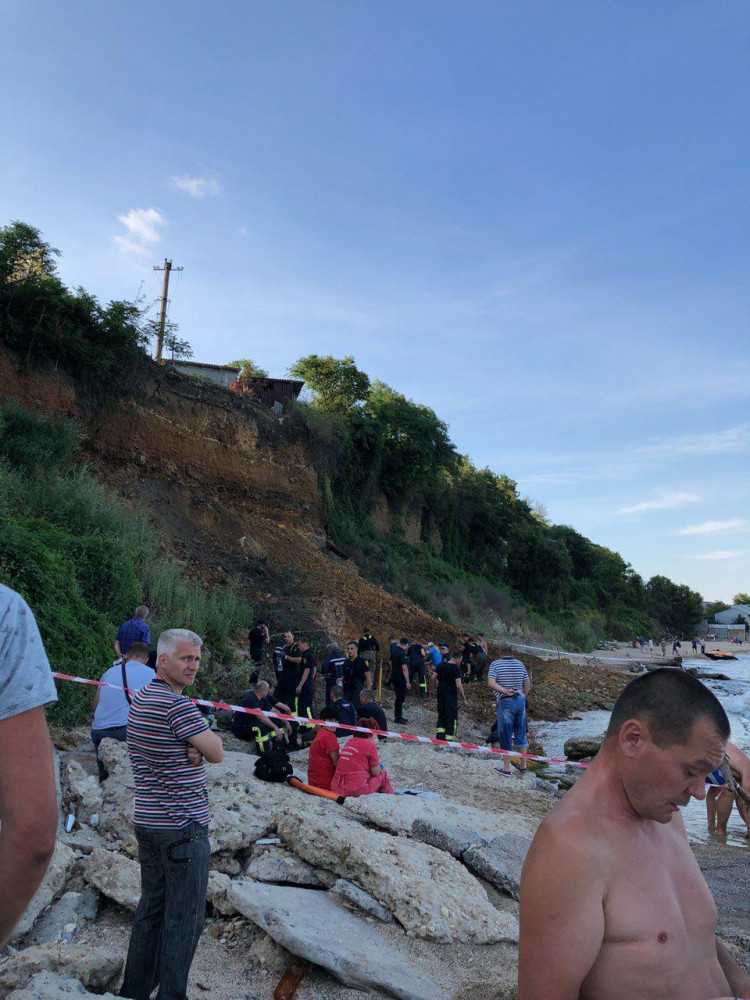 Оползень на пляже Одессы.О погибших и живых ничего не известно: людей ищут под завалами на пляже