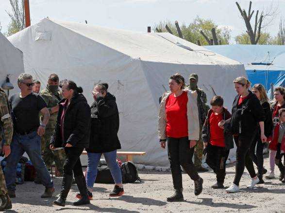 Зеленський: розпочалася евакуація цивільних з Азовсталі, перша група приблизно зі 100 осіб уже прямує на підконтрольну територію