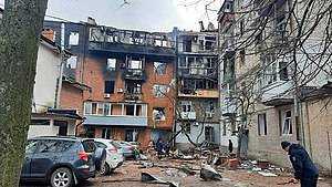 Знищують оселі мирних жителів: окупанти обстрілюють Василівку
