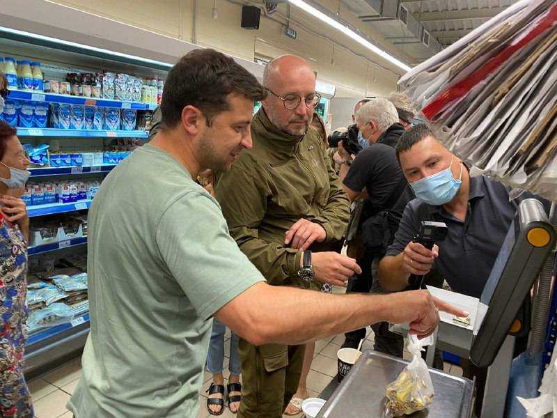 Зеленский без защитной маски посетил магазин на Донбассе