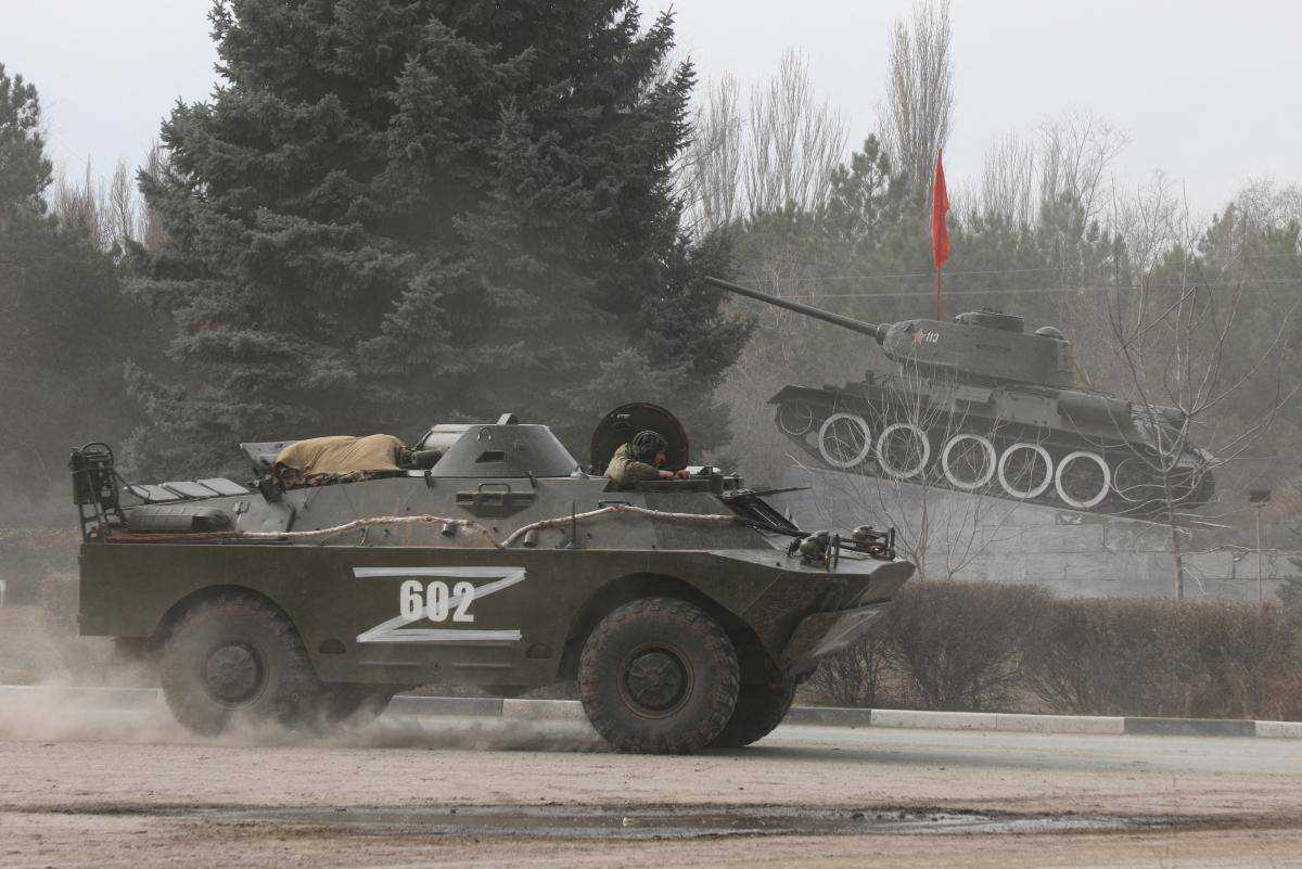 Солдат білоруської армії підіймають по тривозі - Арестович